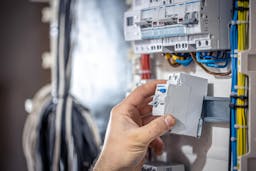 Électricité sûre et moderne : Garantissez la sécurité avec une installation électrique moderne dans votre projet de rénovation.