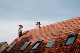 Optez pour le charme d'un toit en tuiles lors de la rénovation de votre maison ancienne. Obtenez des prix compétitifs pour la rénovation de toiture.